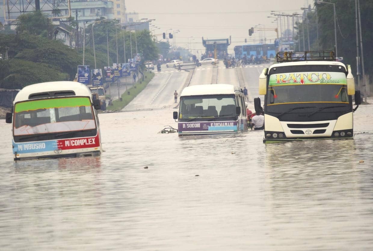 kenya:-floods-leave-70-dead-and-a-truck-swept-away-by-the-flood-on-friday